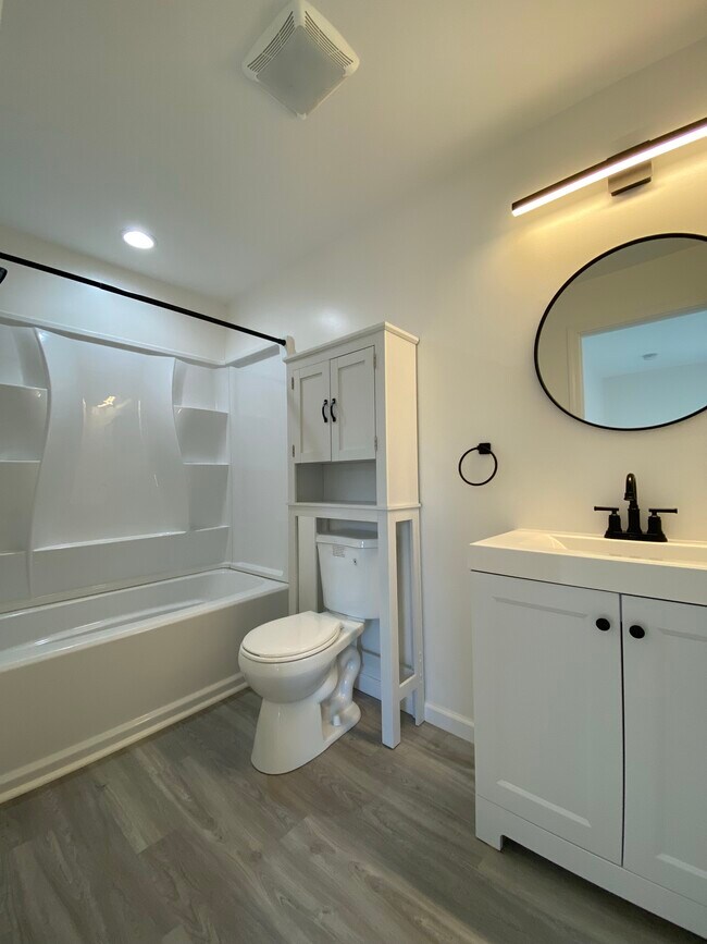 Photo - 470 W 2nd St Unidad 3