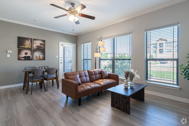 1BR, 1BA - 650SF - Living Room