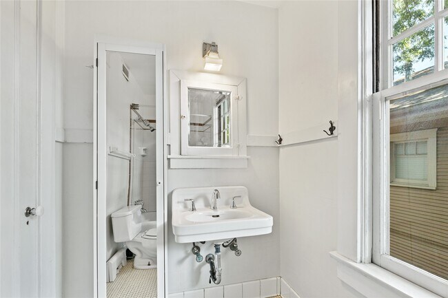 Photo - 806 Winbern St Unit 1