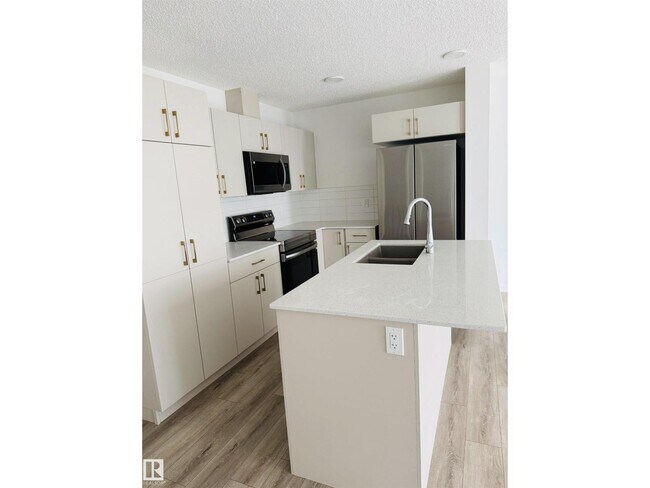 905 172 St SW