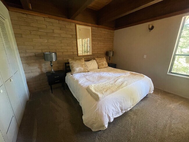 120 Country Club Dr