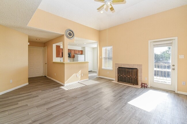 Photo - 2011 Spenwick Dr Unidad 523 Rental