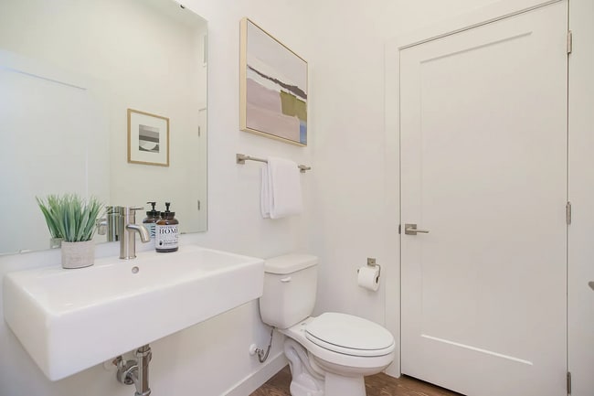 Building Photo - 901 W 17 St Unit 212H