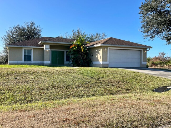 Available Now- 3 bedroom- 2 bath 2 car gar... - Available Now- 3 bedroom- 2 bath 2 car gar... Casa