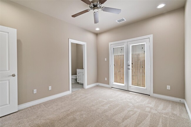 Photo - 4312 Dickson St Unit B