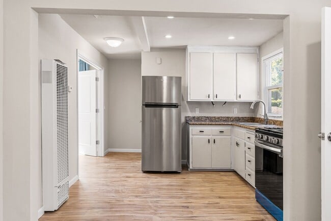 Photo - Newly Renovated 2 Bedroom Apartment with P... Unidad F