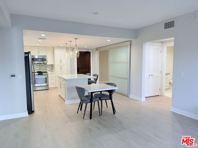 Photo - 5015 Balboa Blvd Unidad 201