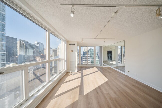 Building Photo - 200 N Dearborn St Unit 3402