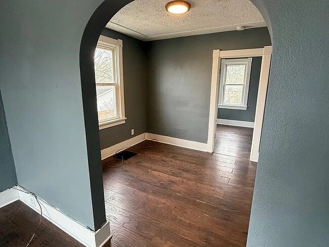 Photo - 283 Abbe Rd N