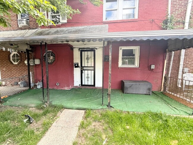 Photo - Charming 3-Bedroom/1-Bathroon Townhome. Available on NOW!