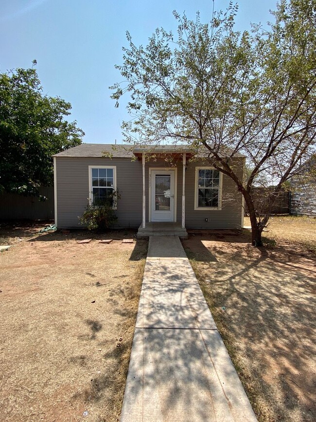 Building Photo - 2 Bed 1 Bath Now Available