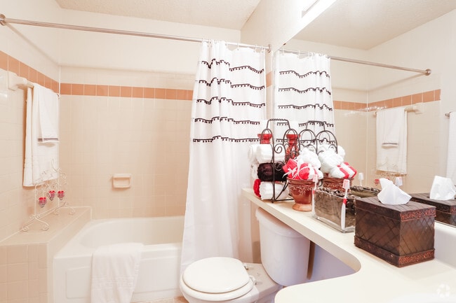 1BR, 1BA - 688 SF