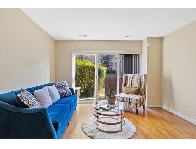 Building Photo - 3075 Hawthorne Dr NE Unit 3075