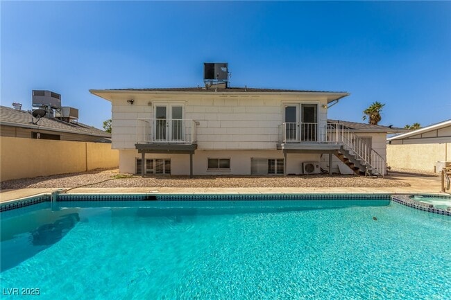 Photo - 505 Vincent Way