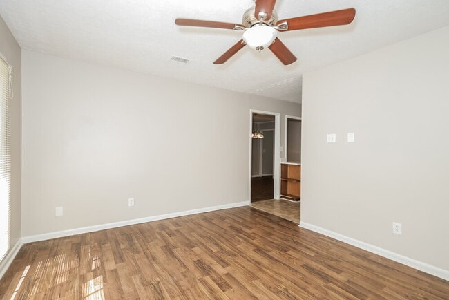 Photo - 635 Roxbury Dr