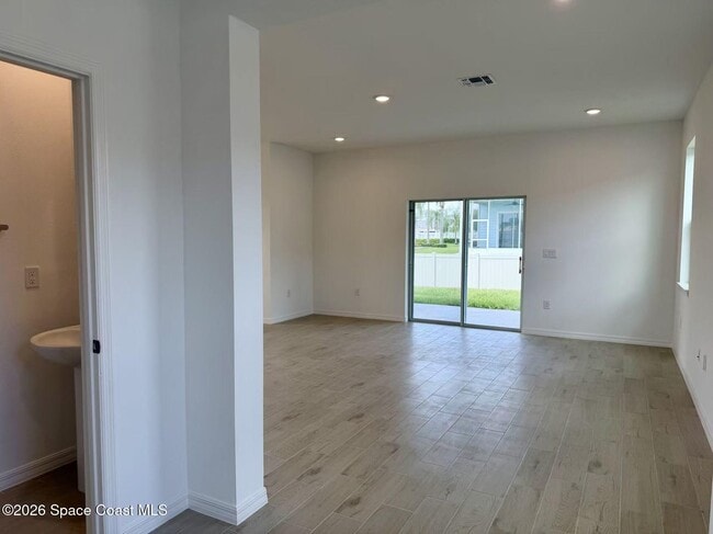 Photo - 856 Castleford Ave NE