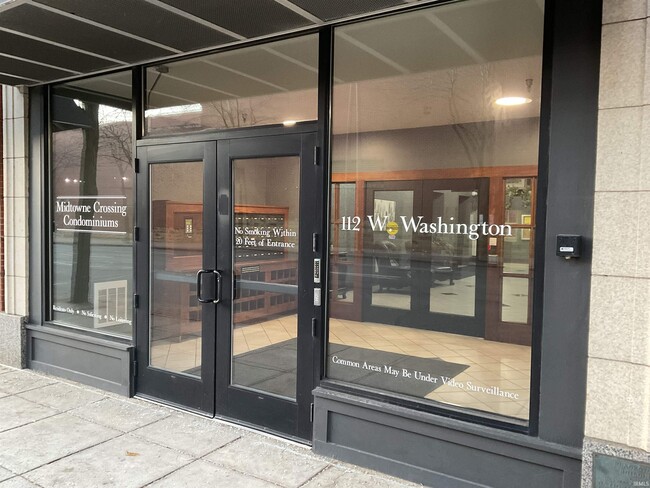 Building Photo - 112 W Washington Blvd Unit 319