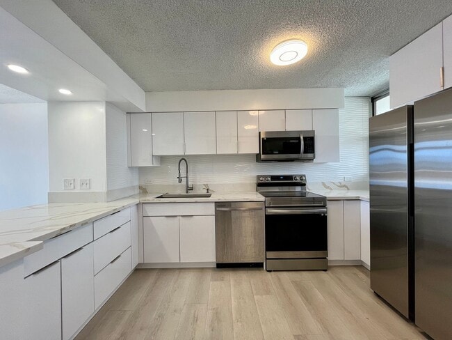 Building Photo - 500 University Ave Unit 1126