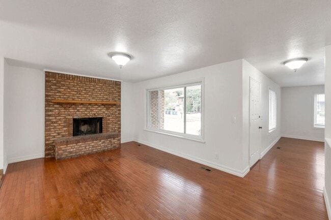Photo - 2237 Karalee Way