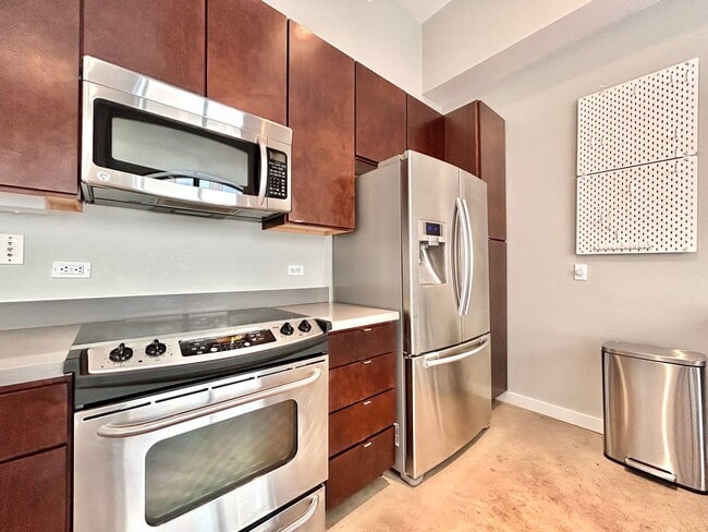 Photo - Charming Downtown High Rise Condo 1BD/1BA with Upgraded Features Unit 910