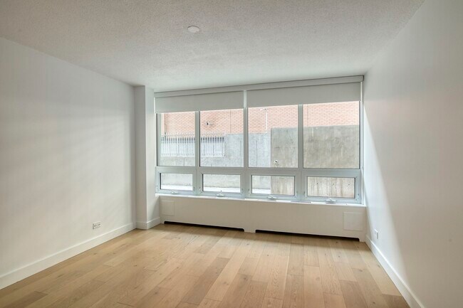 Photo - 1975 Maisonneuve Blvd W Unit 107