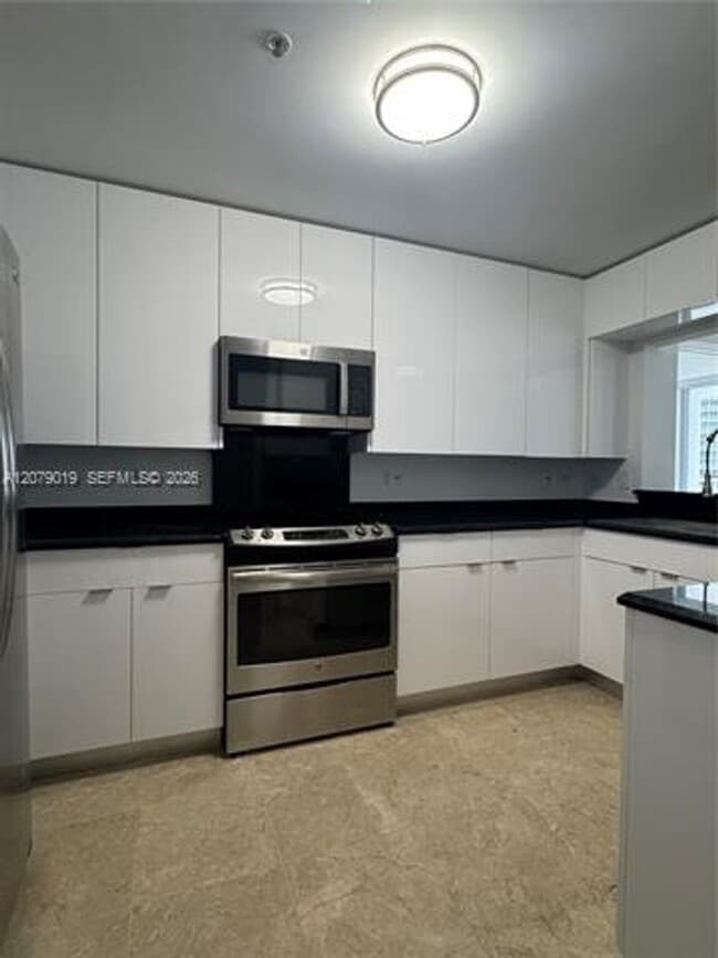 Building Photo - 801 Brickell Key Blvd