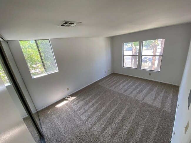 Photo - 14950 Burbank Blvd