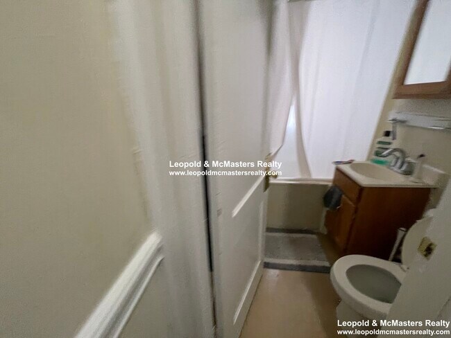 Photo - 255 Kelton St