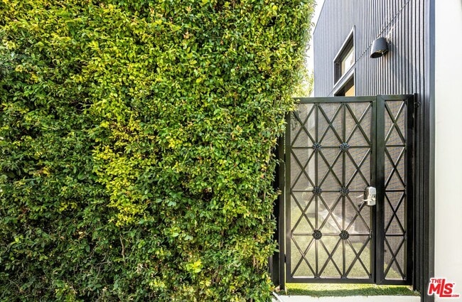 Photo - 8907 Rosewood Ave