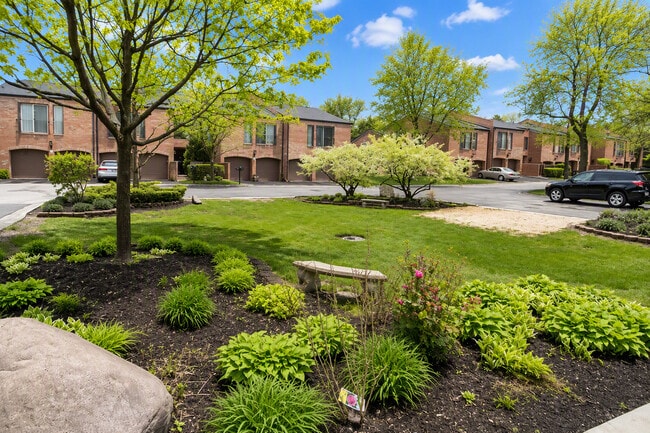 Photo - 2S726 Williamsburg Ct