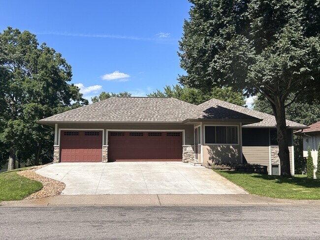 Photo - 1005 E River St