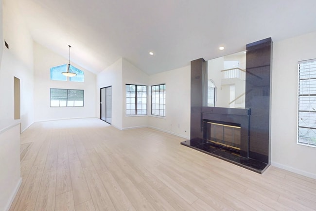 Photo - 5813 Serrania Ave