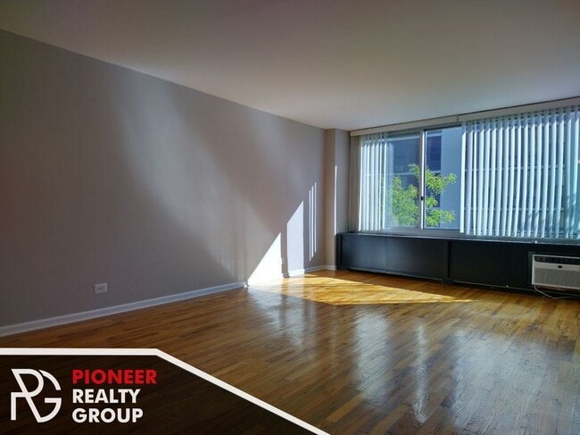 Building Photo - 4600 N Clarendon Ave Unit 606