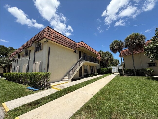 Building Photo - 411 NW 100th Pl Unit 201