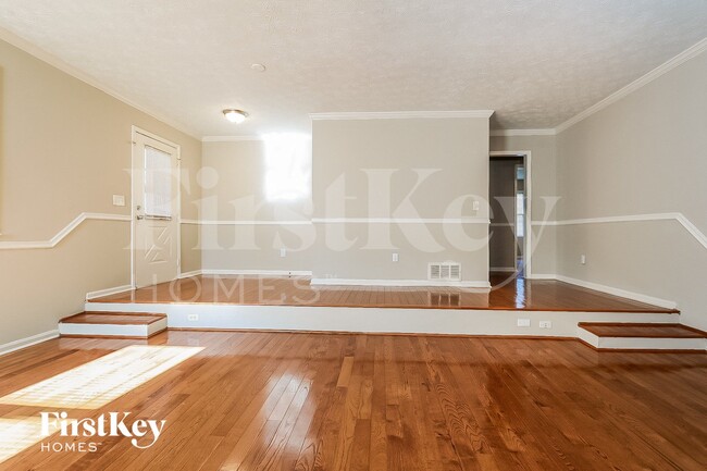Photo - 600 Inglenook Dr SW