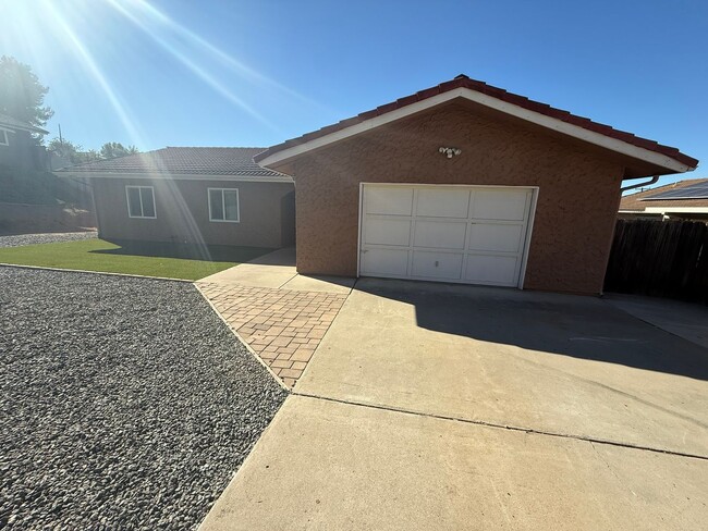 Building Photo - Charming 3-Bedroom 2-Bath Home with Large ...