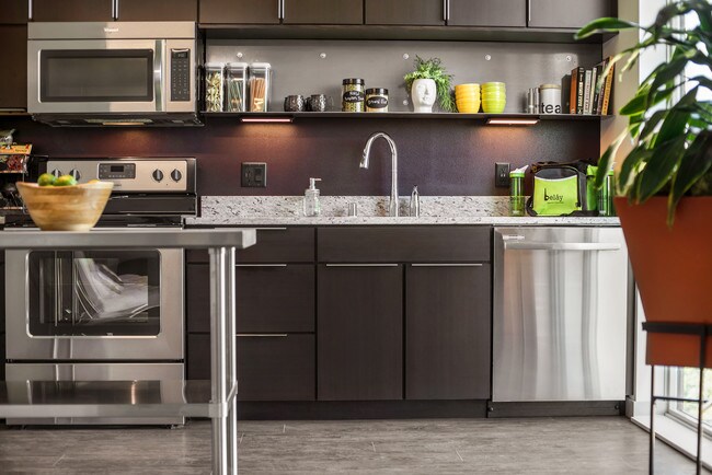 Cocina moderna con un montón de espacio de almacenaje - Belay Apartments