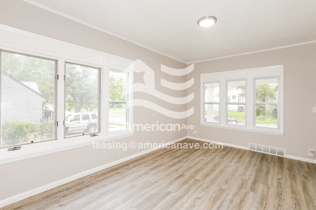 Photo - 4262 Maple St
