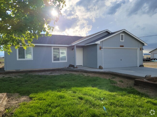 Building Photo - Welcome to this charming 3-bedroom, 2-bath... Rental