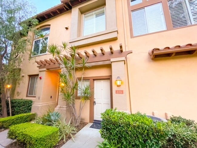 Building Photo - 2 Bed 2 Bath Condo with Balcony in Tustin Ranch