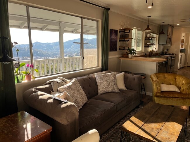 Photo - 564 E Jackson St