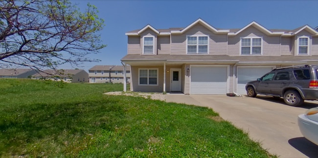 Building Photo - East Side Townhome + Granite Countertops +...