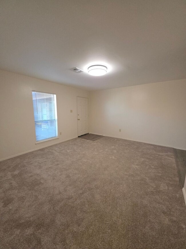 Building Photo - 1009-1023 W. 12TH Unit 1023 W 12th St