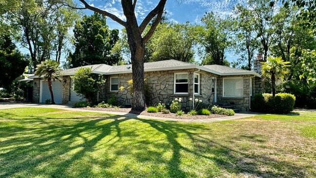 Building Photo - NEWLY RENOVATED 3 BED, 3 BATH ONE STORY HO...