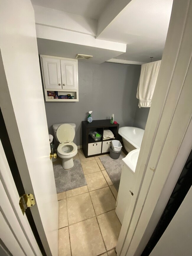 Full bath - 123 7th St Unit 123
