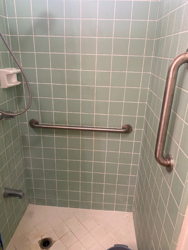 Photo - 645 Wyllie St