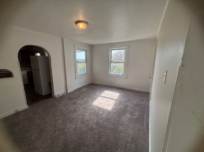 Photo - 922 Vankirk St