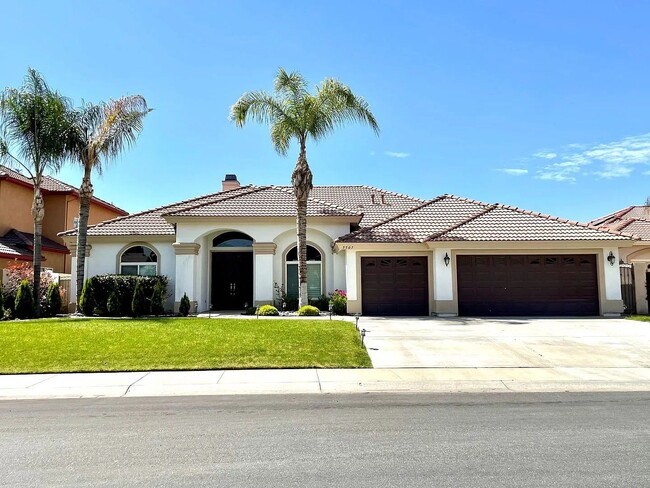 Building Photo - Spacious Riverlakes Golf Course Home with Pool, Spa & 3-Car Garage