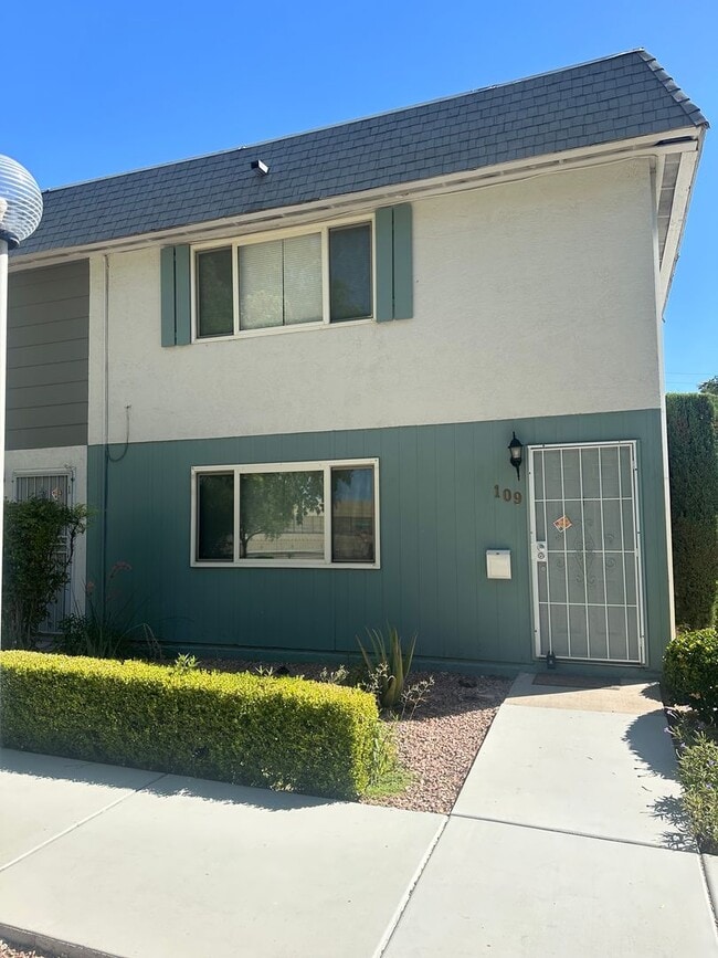 Building Photo - SE!!! Townhouse, Community Pool, Clubhouse...