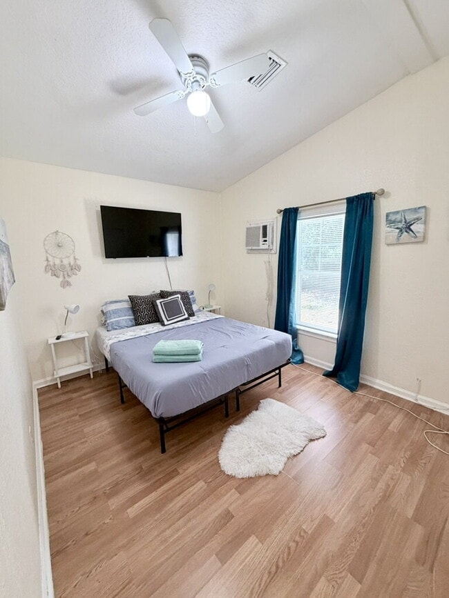Photo - "Charming Room for Rent 1-Bed Oasis in West Palm Beach – Your Cozy Retreat Awaits!" Unidad Room 4